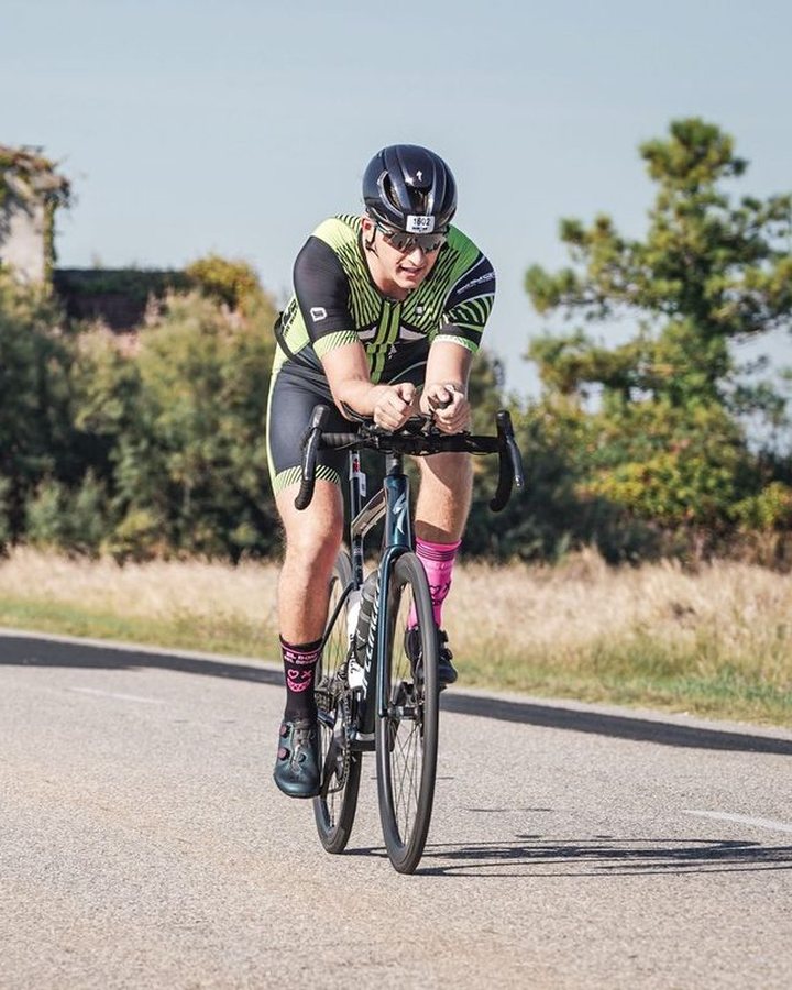 Anxo compitiendo en el segmento de bici de un IRONMAN